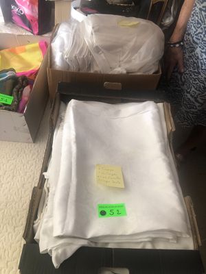 deux cartons de vêtements et un sac de vêtements posé par terre