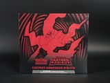 La boîte du jeu de cartes comporte l'image d'un dragon rouge.