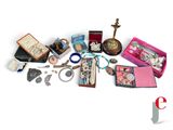 un grand nombre d'objets posés sur une table