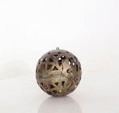Boule à éponge en laiton argenté à décor géométrique ajouré.…