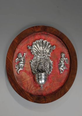 une plaque accrochée au mur d'une pièce, sur laquelle est représenté un vase
