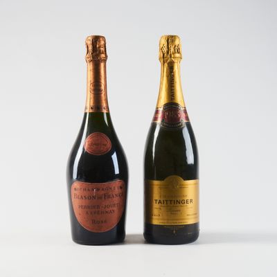 deux bouteilles de champagne posées l'une à côté de l'autre sur une surface blanche
