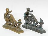 deux statues assises l'une à côté de l'autre sur une table