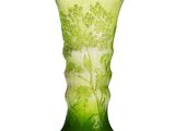 un vase en verre vert orné d'un motif floral