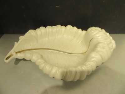 un bol blanc orné d'un motif en forme de feuille