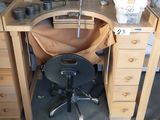 un bureau avec une chaise et un miroir dans la pièce