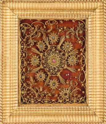 un gros plan sur un cadre doré orné d'un motif décoratif