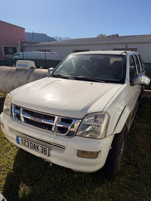 une photo d'un SUV blanc garé dans une cour