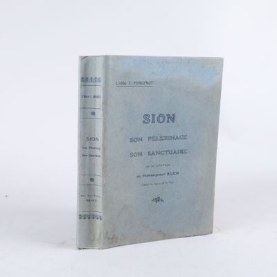 un vieux livre posé sur une surface blanche