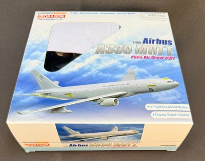 une boîte contenant une maquette d'avion