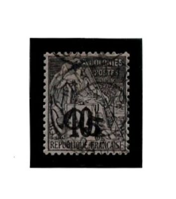 Le timbre est en noir et blanc et représente un homme à cheval.
