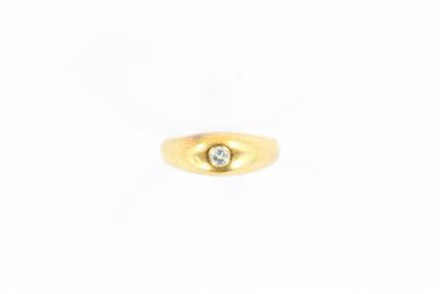 une bague en or jaune sertie d'un seul diamant au centre