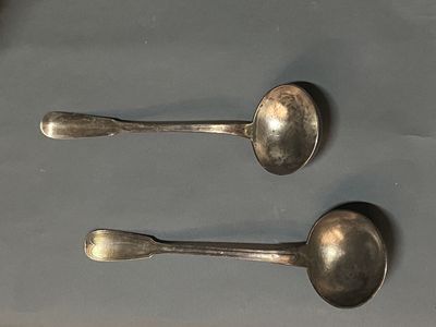 deux cuillères posées sur une table