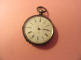 horloge dont le cadran, sur fond rose, est orné de chiffres romains