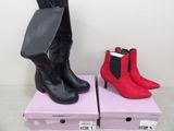 deux paires de bottes rouges et noires posées sur des cartons
