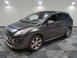 la voiture grise est garée sur le sol en damier d'un garage