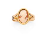 une bague en or ornée d'un camée représentant une femme de profil