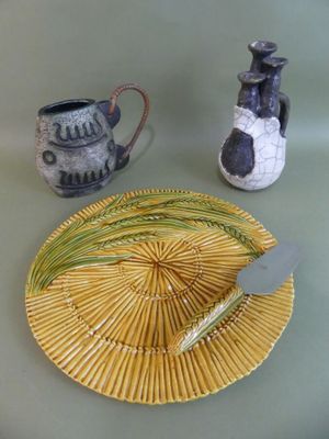 VALLAURIS, plateau à fromage (accident), 2 vases en céramiqu…