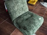 une chaise posée sur le sol d'une pièce