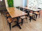 une table et des chaises dans une pièce avec fenêtre