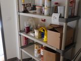une étagère sur laquelle sont posés divers objets