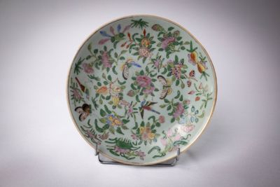 CHINE Assiette En porcelaine à décor floral sur fond vert