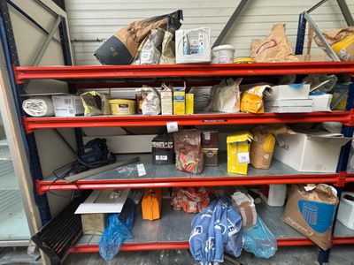 de nombreux objets sur les étagères du garage
