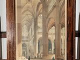 une vieille photo représentant un tableau d'une église avec des personnes à l'intérieur