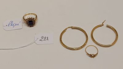 trois paires de boucles d'oreilles en or et une paire de boucles d'oreilles en or