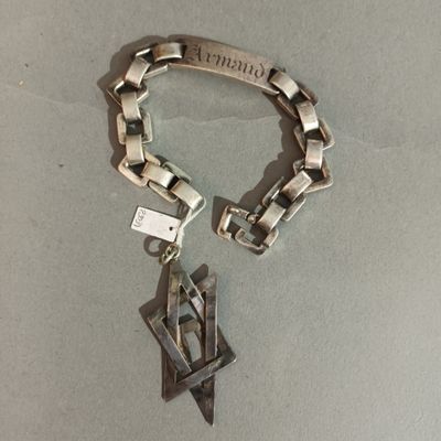 un bracelet en argent orné d'une étoile et d'une étoile de David