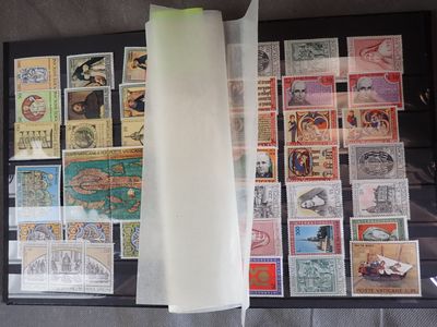 beaucoup de timbres sur la table et une feuille de papier