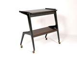 une image représentant une petite table sur laquelle se trouve une étagère
