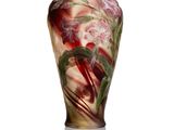 un vase orné d'une image représentant une femme et des fleurs