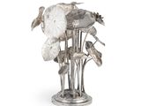 un vase en argent contenant un bouquet de fleurs