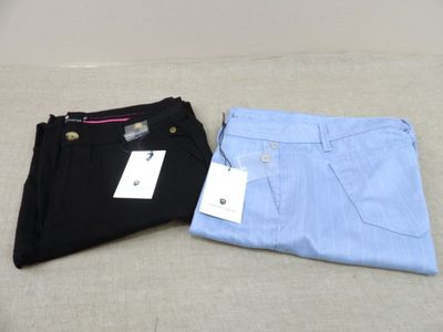 deux paires de pantalons noirs et bleus avec leurs étiquettes encore attachées