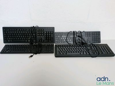 deux claviers et une souris posés sur une table
