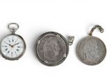 trois types différents de montres de poche comportant des chiffres romains