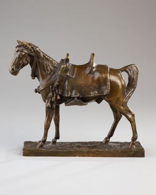 statue en bronze représentant un cheval avec une selle sur le dos