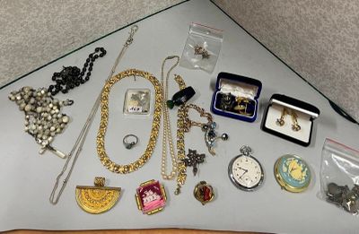 une table sur laquelle sont posés de nombreux bijoux