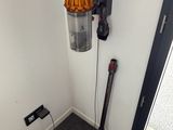 un aspirateur posé par terre à côté d'un paquet de chips