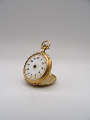 une image représentant une montre de poche en or avec un cadran blanc