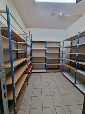une pièce avec beaucoup d'étagères