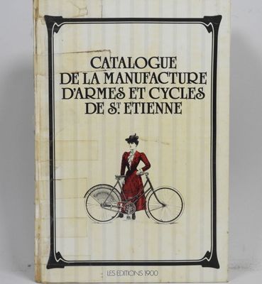 un livre sur lequel figure la photo d'une femme à vélo