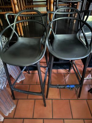 6 TABOURETS HAUTS – 4 tabourets en plastique transparent ; - Photo 1