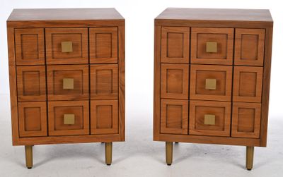 paire de tables de chevet de style « mid-century » avec poignées et tiroirs en laiton