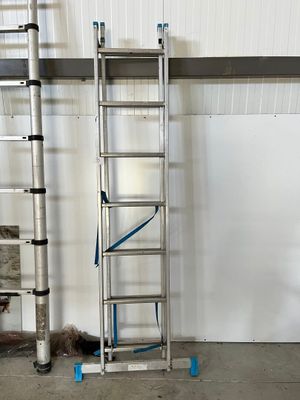 deux échelles placées l'une à côté de l'autre dans une pièce