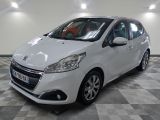 la petite voiture blanche est garée dans une grande pièce
