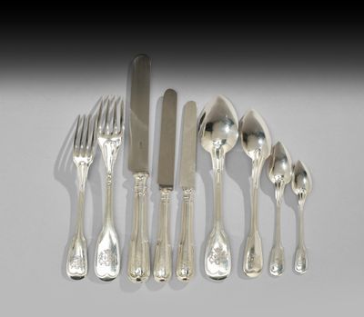 beaucoup d'argenterie sur une table avec un couteau et une fourchette