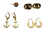 Trois paires de boucles d'oreilles et une bague sont présentées sur un fond blanc.