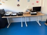 un bureau sur lequel se trouvent deux ordinateurs et une imprimante